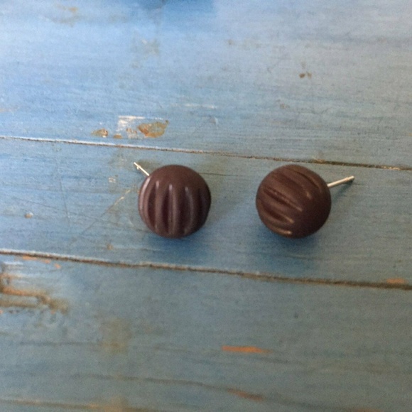 Black Matte Vintage Ridged Lucite Stud Earrings - Picture 5 of 5